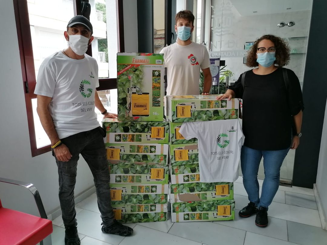 Edgar Juan, bombero de Gandia, junto a Daniel Muñoz y Alicia Izquierdo que han conseguido las mochilas sulfatadoras Edgar Juan, bombero de Gandia, junto a Daniel Muñoz y Alicia Izquierdo que han conseguido las mochilas sulfatadoras