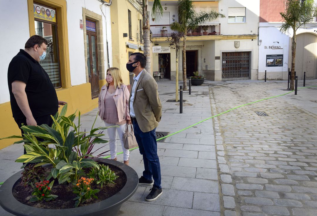 La alcaldesa Mamen Sánchez y José Antonio Díaz durante una visita a la plaza Vargas La alcaldesa Mamen Sánchez y José Antonio Díaz durante una visita a la plaza Vargas