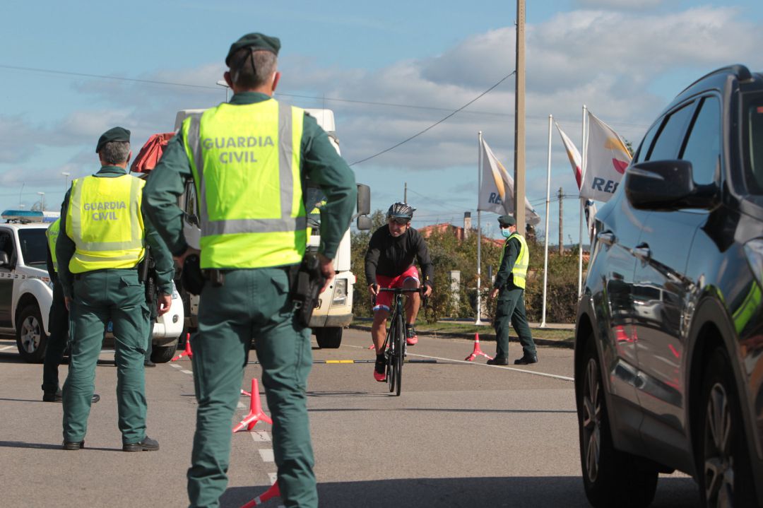 Varios agentes de la Guardia Civil trabajan en un control policial Varios agentes de la Guardia Civil trabajan en un control policial