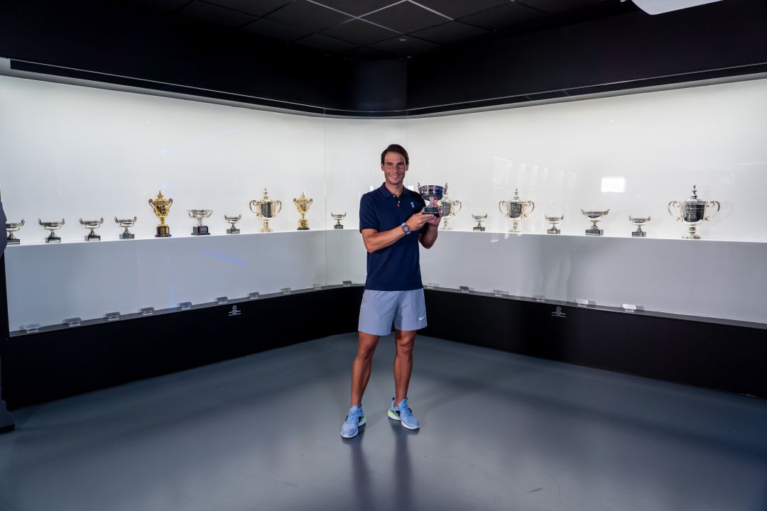 Rafa Nadal posa con todos sus trofeos en la Rafa Nadal Academy. Rafa Nadal posa con todos sus trofeos en la Rafa Nadal Academy.