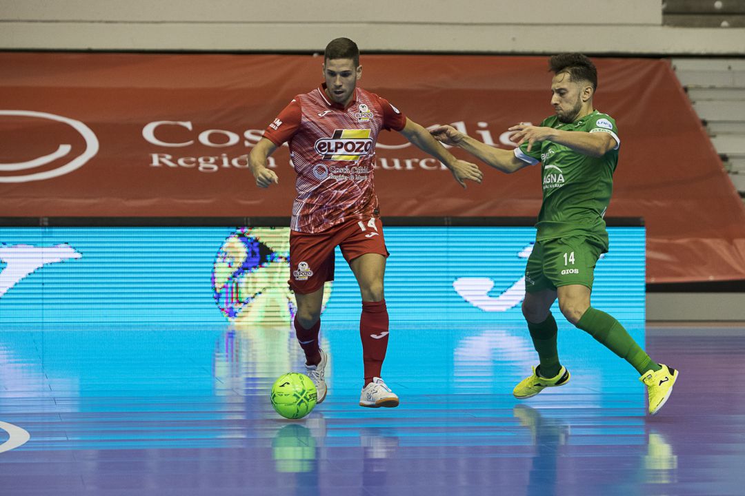 Fernan Aguilera controla un balón durante el partido entre ElPozo Murcia y Xota Fernan Aguilera controla un balón durante el partido entre ElPozo Murcia y Xota