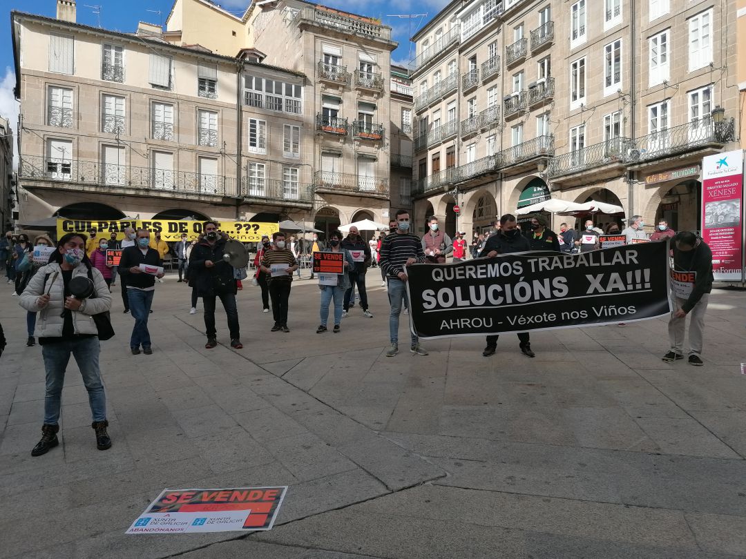 Los hosteleros de la ciudad concentrados en la plaza Mayor Los hosteleros de la ciudad concentrados en la plaza Mayor