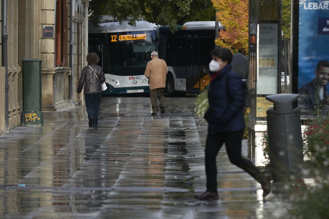 Transeúntes caminan por una calle de Pamplona Transeúntes caminan por una calle de Pamplona