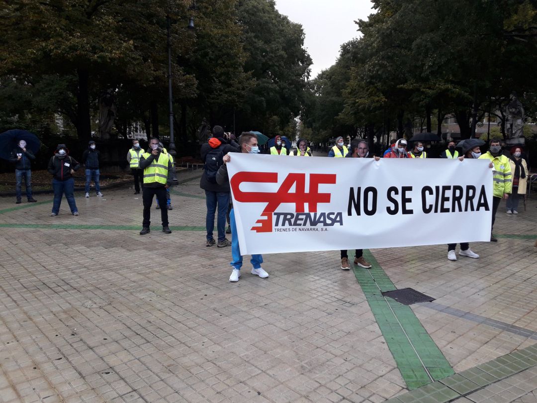 Trabajadores de Trenasa se concentran contra el cierre de la planta de Castejón Trabajadores de Trenasa se concentran contra el cierre de la planta de Castejón