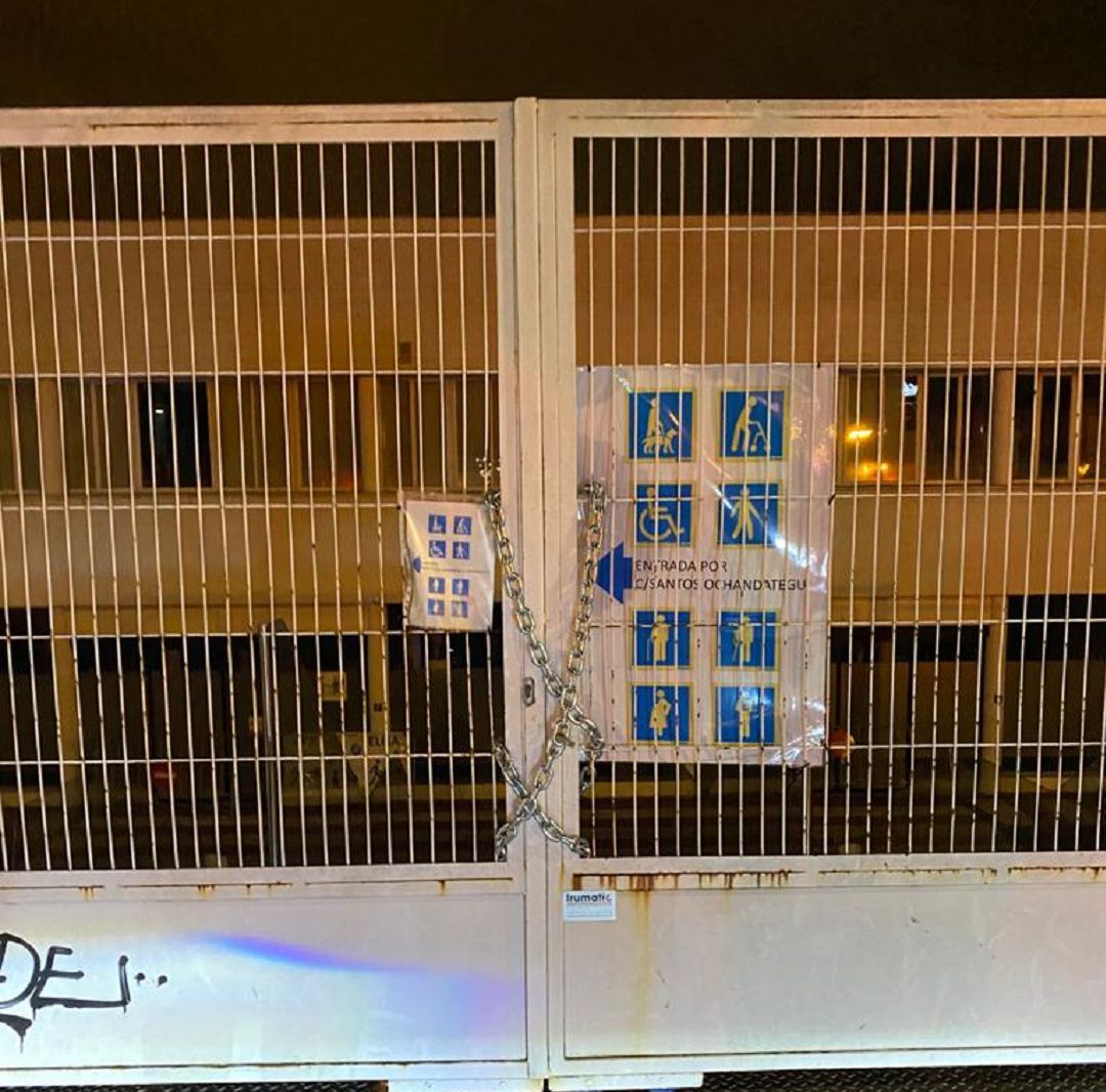 refeNa ha amanecido con las puertas encadenadas
refeNa ha amanecido con las puertas encadenadas