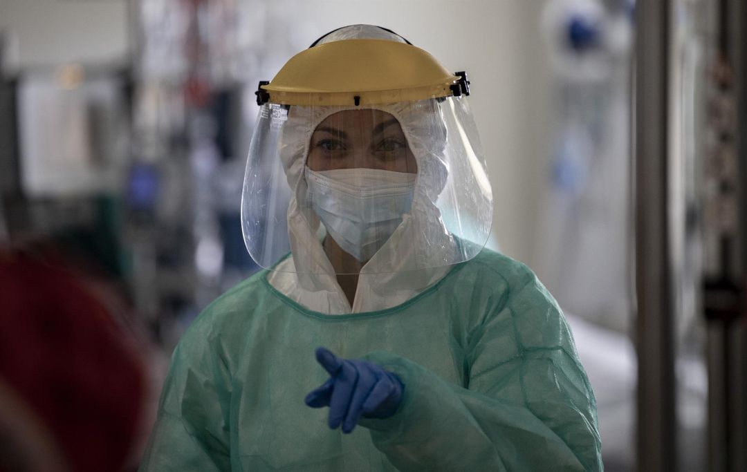 na sanitaria trabaja en la Unidad de Cuidados Intensivos (UCI) dedicada a enfermos de coronavirus del Hospital Universitario Ramón y Cajal, en Madrid (España). na sanitaria trabaja en la Unidad de Cuidados Intensivos (UCI) dedicada a enfermos de coronavirus del Hospital Universitario Ramón y Cajal, en Madrid (España).