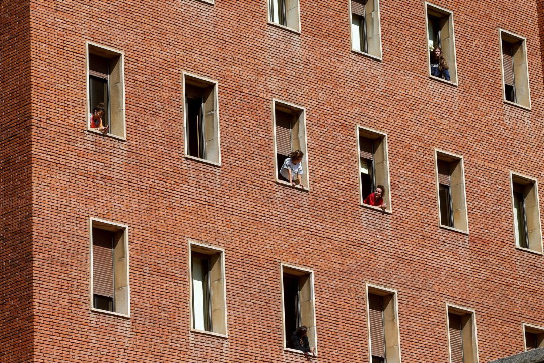 Varios estudiantes en las ventanas del colegio mayor Penyafort-Montserrat de Barcelona. Varios estudiantes en las ventanas del colegio mayor Penyafort-Montserrat de Barcelona.
