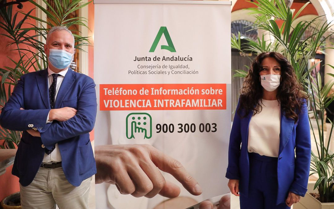 La consejera de Igualdad, Rocío Ruiz, junto al director de la Agencia de Servicios Sociales, Víctor Bellido, durante la presentación del Teléfono de Violencia Intrafamiliar. La consejera de Igualdad, Rocío Ruiz, junto al director de la Agencia de Servicios Sociales, Víctor Bellido, durante la presentación del Teléfono de Violencia Intrafamiliar.