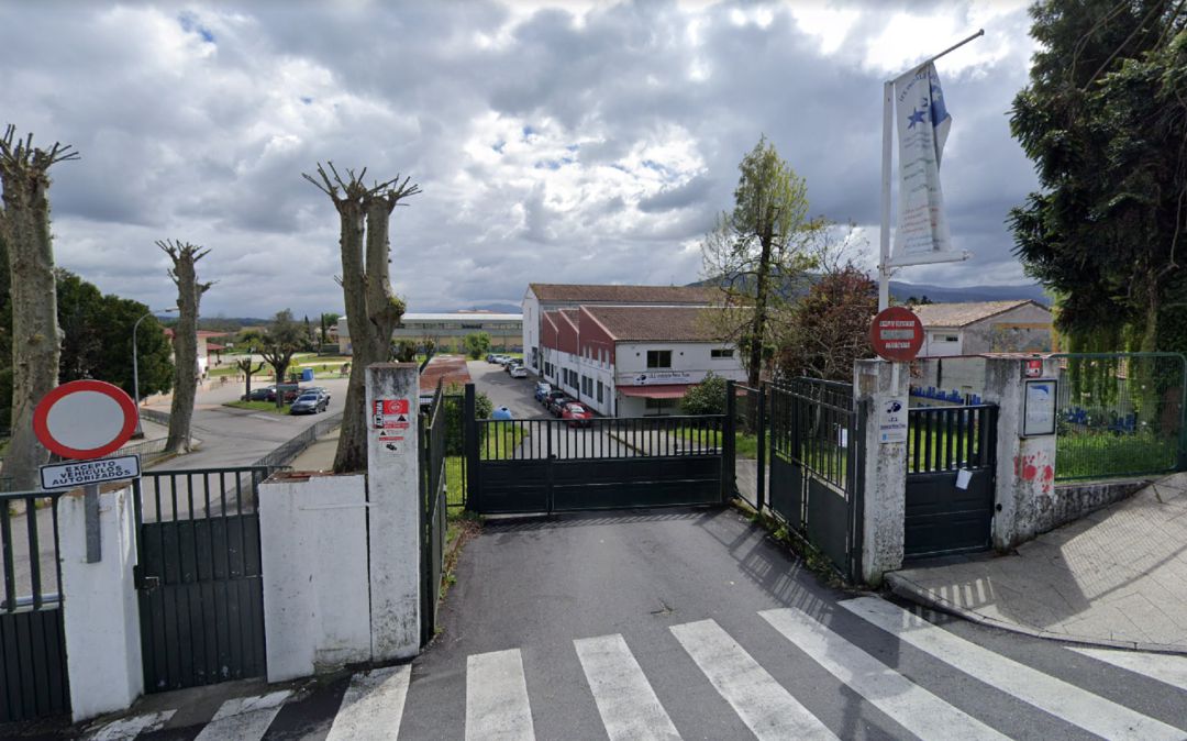 Entrada al IES Indalecio Pérez Tizón en Tui. Entrada al IES Indalecio Pérez Tizón en Tui.