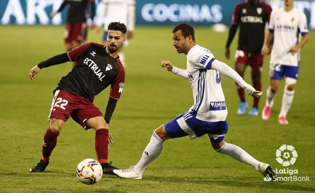 Alberto Guitián presiona a un jugador del Albacete Alberto Guitián presiona a un jugador del Albacete