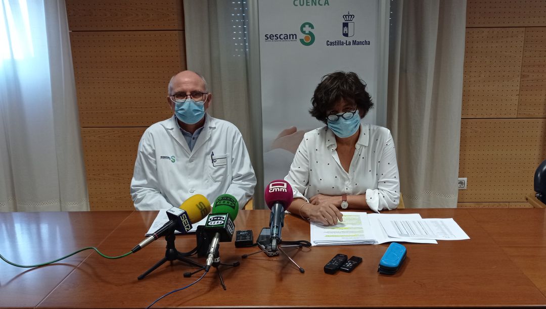 El gerente del Área de Salud y la delegada provincial de Sanidad durante la rueda de prensa El gerente del Área de Salud y la delegada provincial de Sanidad durante la rueda de prensa