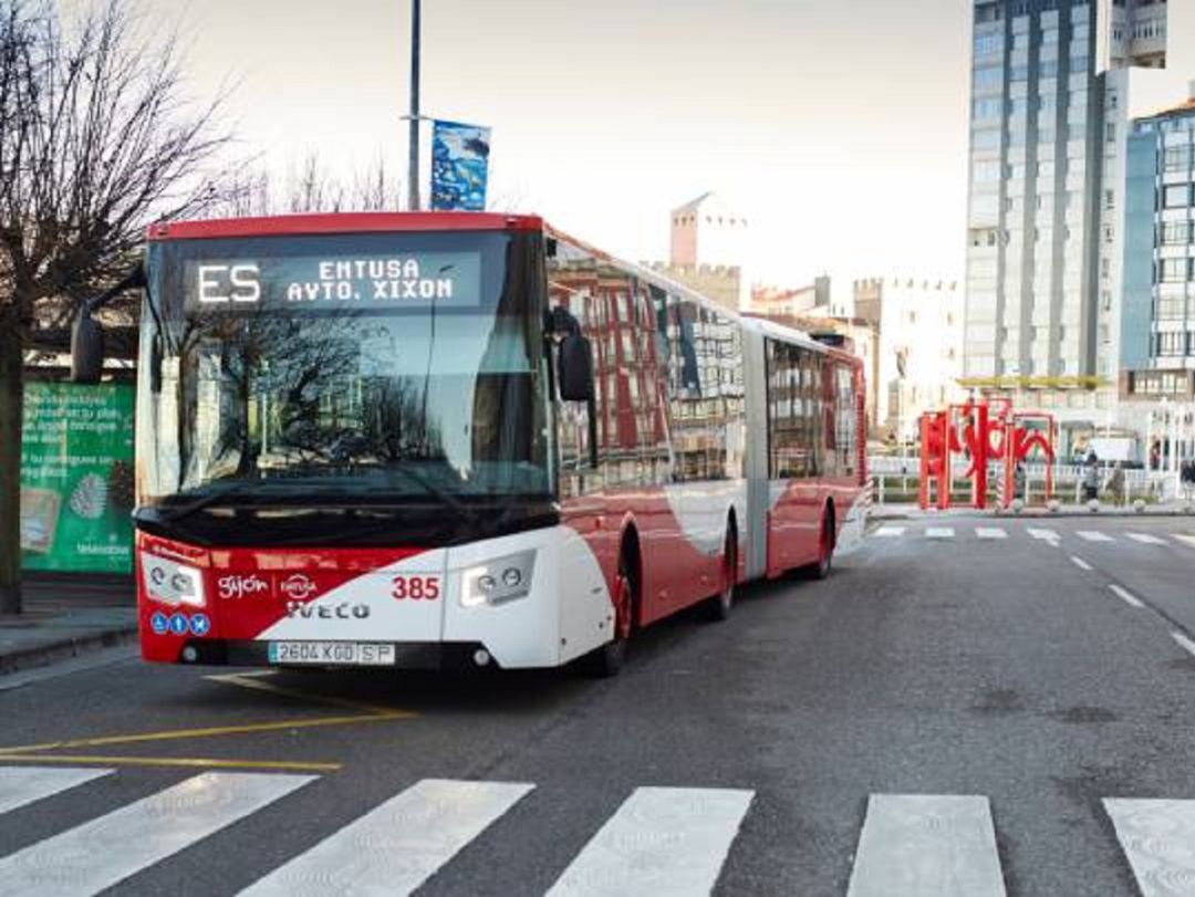 Un autobús articulado de EMTUSA. Un autobús articulado de EMTUSA.