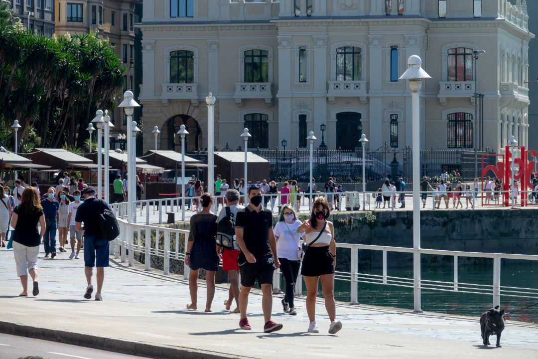 Ciudadanos paseando por el Puerto Deportivo de Gijón. Ciudadanos paseando por el Puerto Deportivo de Gijón.