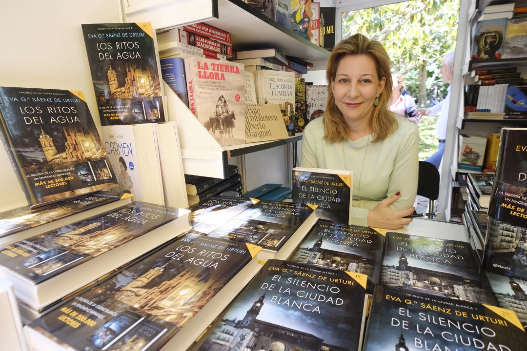 La escritora Eva García Sáenz de Urturi en una imagen de archivo de la Feria del Libro de Madrid La escritora Eva García Sáenz de Urturi en una imagen de archivo de la Feria del Libro de Madrid