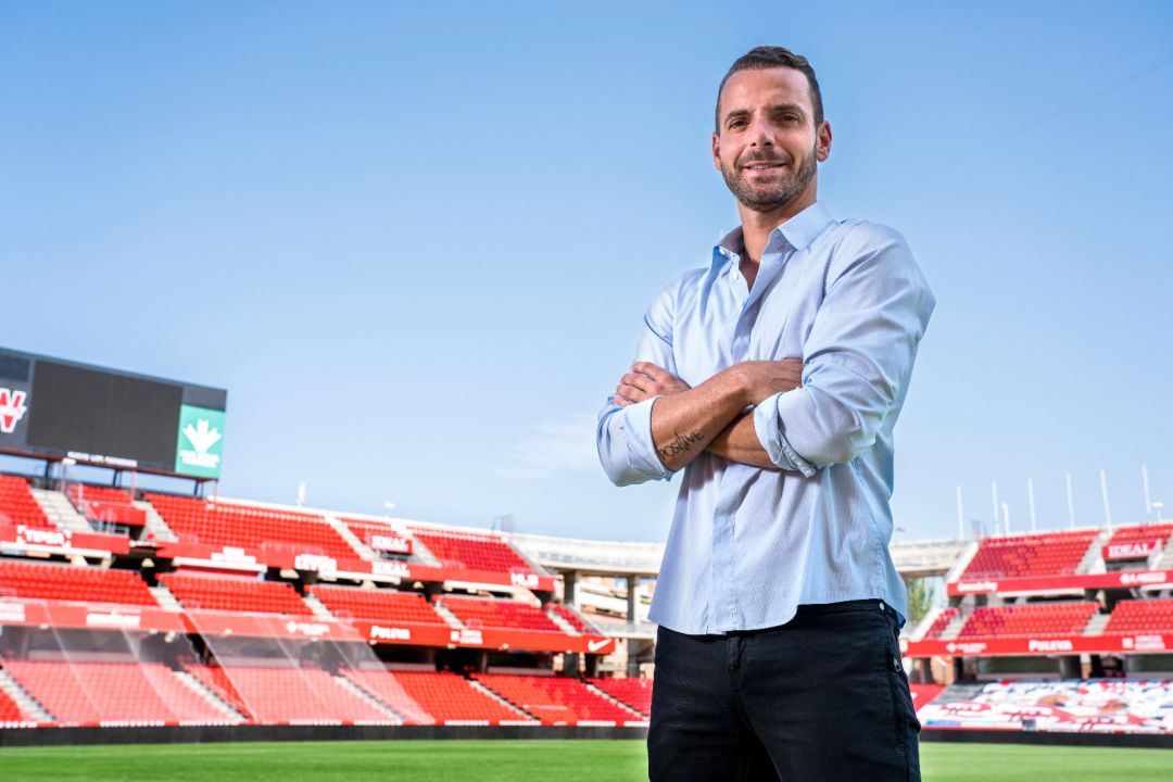 Roberto Soldado posa en el Estadio Los Cármenes Roberto Soldado posa en el Estadio Los Cármenes