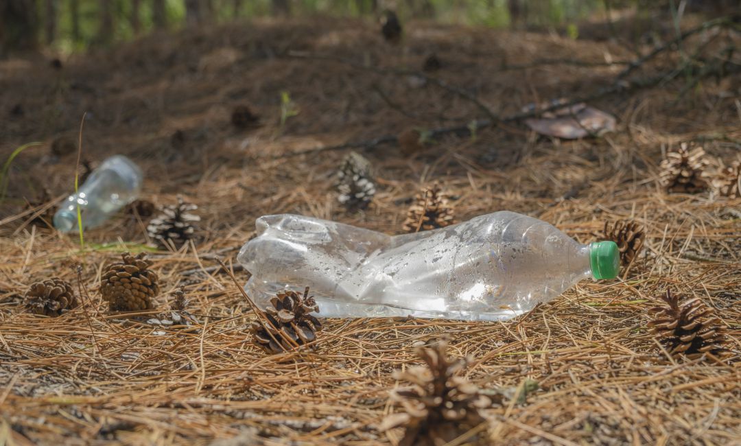 Una botella de plástico. Una botella de plástico.