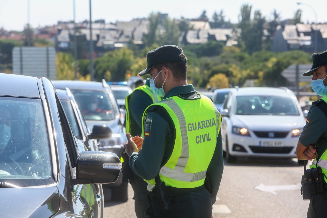 Un agente de la Guardia Civil vigila durante un control efectuado en kilómetro 19 de la A-6, en Madrid Un agente de la Guardia Civil vigila durante un control efectuado en kilómetro 19 de la A-6, en Madrid