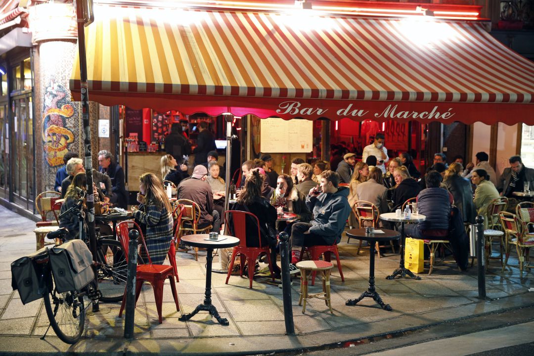 Parisinos en la terraza de una cafetería en la capital francesa Parisinos en la terraza de una cafetería en la capital francesa