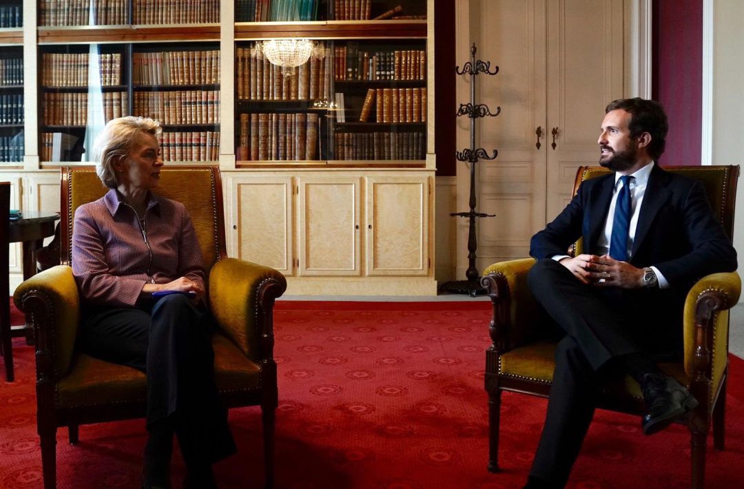 El presidente del PP, Pablo Casado, junto a la presidenta de la Comisión Europea, Ursula von der Leyen El presidente del PP, Pablo Casado, junto a la presidenta de la Comisión Europea, Ursula von der Leyen