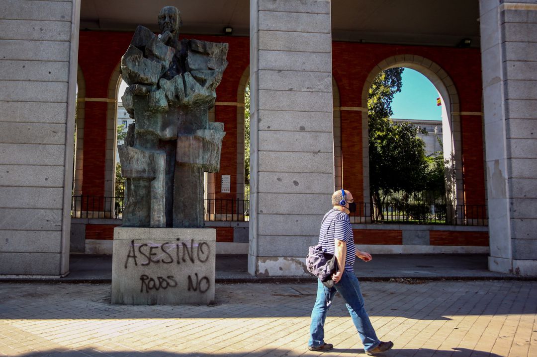 Transeúntes caminan al lado de la estatua del que fuera presidente del Gobierno en la República, el socialista Francisco Largo Caballero, ubicada en Nuevos Ministerios, que el pasado 10 de octubre apareció con las pintadas de 'Asesino' y 'Rojos no'. Transeúntes caminan al lado de la estatua del que fuera presidente del Gobierno en la República, el socialista Francisco Largo Caballero, ubicada en Nuevos Ministerios, que el pasado 10 de octubre apareció con las pintadas de 'Asesino' y 'Rojos no'.