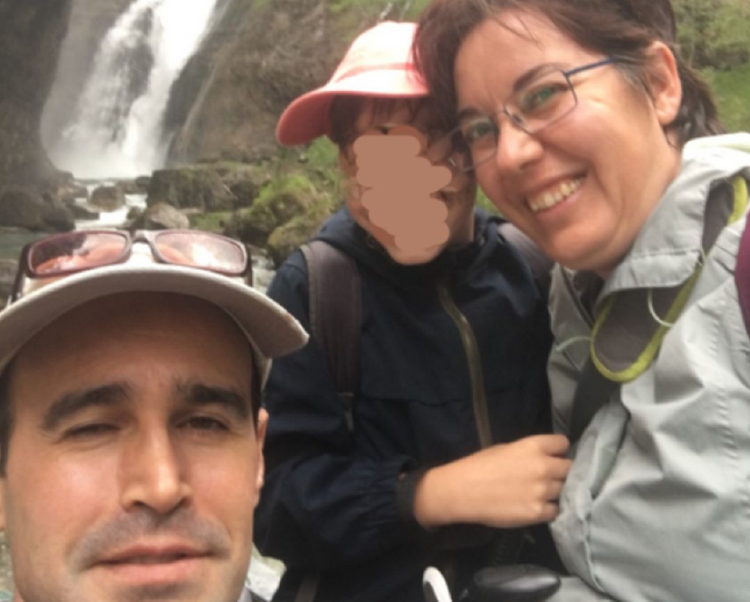 Aurora, su marido y su hijo de acogida Aurora, su marido y su hijo de acogida
