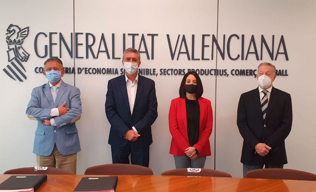 Un instante de la firma del convenio entre la conselleria y ATEVAL Un instante de la firma del convenio entre la conselleria y ATEVAL