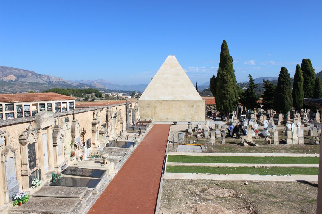 Alcoy organiza una entrada progresiva al cementerio durante la semana de Todos los Santos para evitar aglomeraciones. Alcoy organiza una entrada progresiva al cementerio durante la semana de Todos los Santos para evitar aglomeraciones.