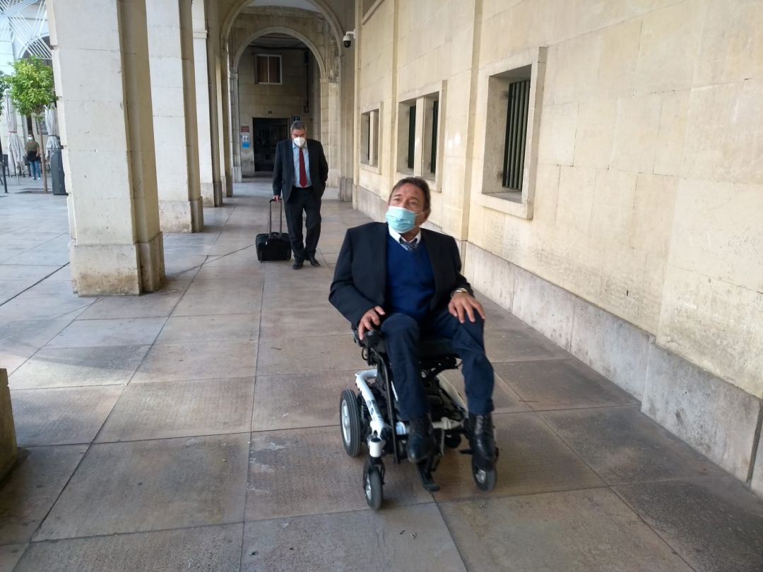 Dos de los abogados de las defensas a su entrada en la Audiencia Provincial para el juicio. Foto de archivo. Dos de los abogados de las defensas a su entrada en la Audiencia Provincial para el juicio. Foto de archivo.