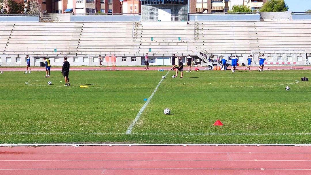 Los jugadores entrenándose, en la pista de atletismo Los jugadores entrenándose, en la pista de atletismo