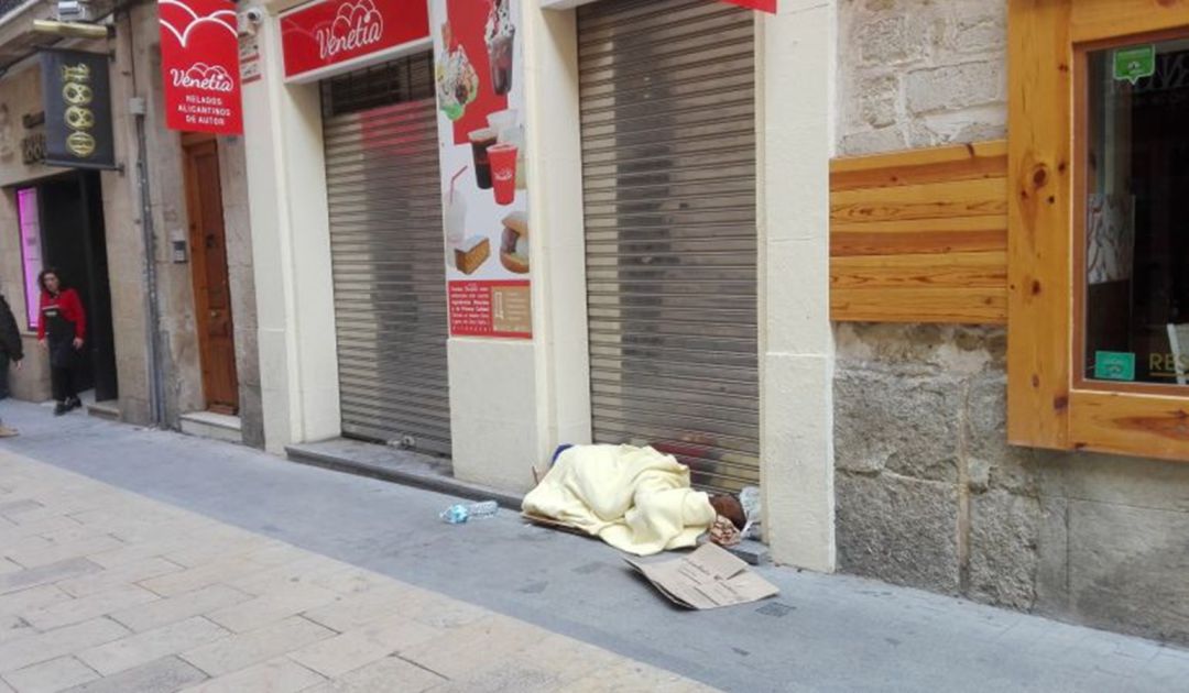 Personas durmiendo en las calles de Alicante Personas durmiendo en las calles de Alicante