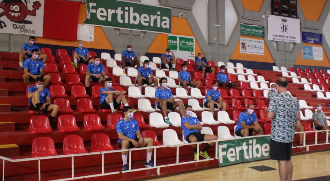 La plantilla de Puerto Sagunto durante una charla técnica en el Ovni. La plantilla de Puerto Sagunto durante una charla técnica en el Ovni.