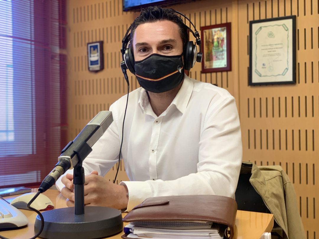 Martín Vila, en los estudios de Radio Cádiz Martín Vila, en los estudios de Radio Cádiz