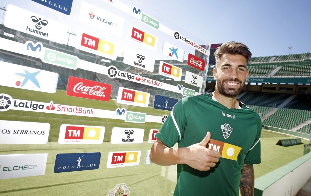 Josema Sánchez posa en el estadio Martínez Valero Josema Sánchez posa en el estadio Martínez Valero
