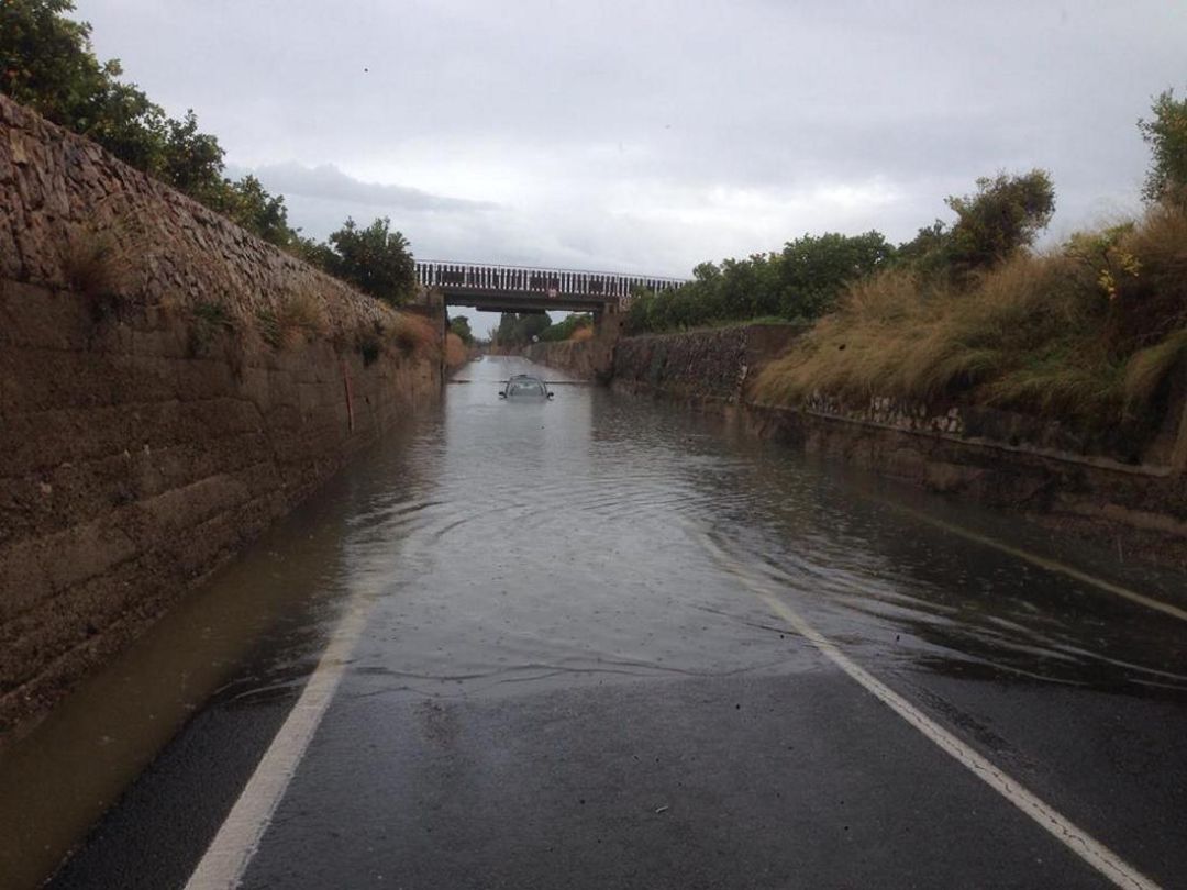 Carretera de Bellreguard a la playa con el paso inferior inundable Carretera de Bellreguard a la playa con el paso inferior inundable