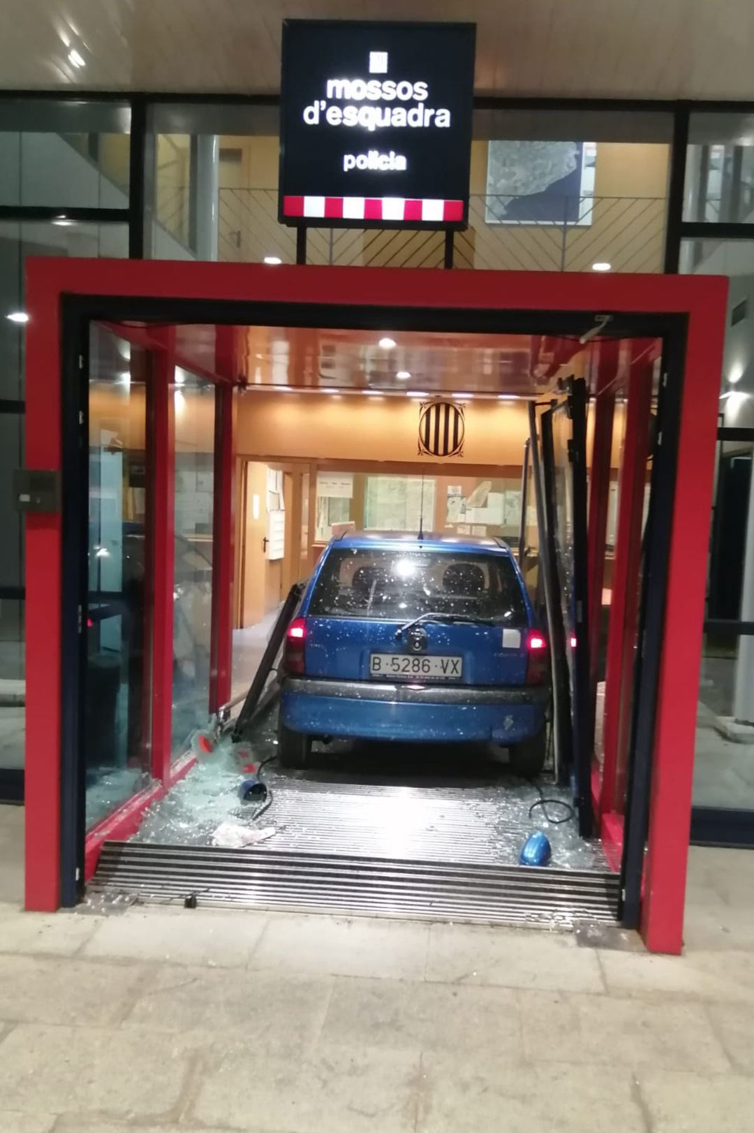 El vehicle encastat contra l'entrada de la comissaria de Ripoll El vehicle encastat contra l'entrada de la comissaria de Ripoll