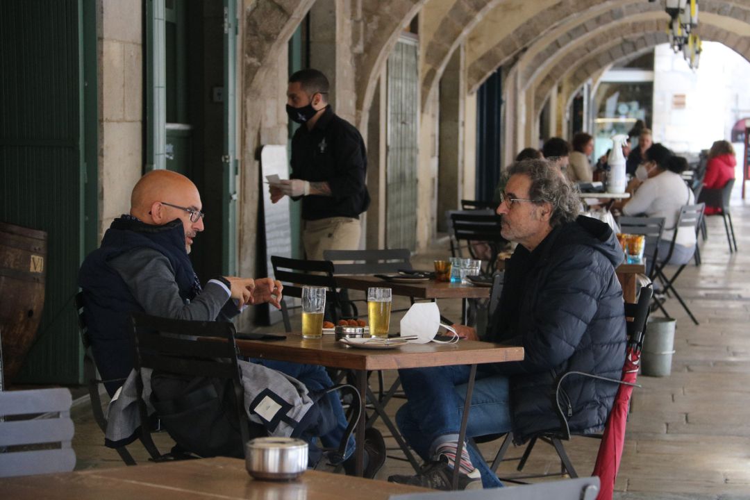 Uns clients prenent una cervesa en una terrassa de la plaça del Vi de Girona Uns clients prenent una cervesa en una terrassa de la plaça del Vi de Girona