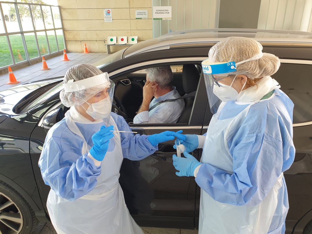 Toma de muestras PCR para detectar la covic-19 en un punto específico instalado en el hospital San Cecilio de Granada Toma de muestras PCR para detectar la covic-19 en un punto específico instalado en el hospital San Cecilio de Granada