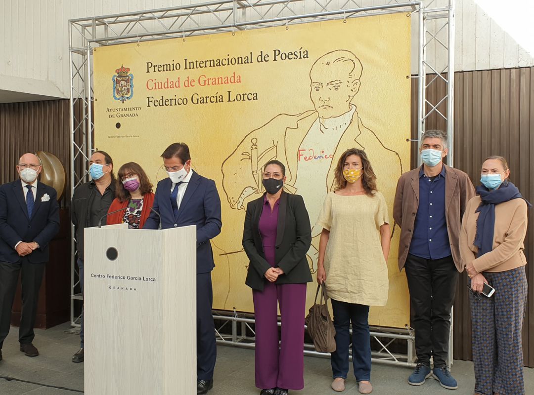 Lectura del acta del jurado de la XVII edición del Premio Lorca de Poesía Ciudad de Granada concedido a Yolanda Pantin. Lee el acta, el alcalde de Granada Luis Salvador, presidente del jurado Lectura del acta del jurado de la XVII edición del Premio Lorca de Poesía Ciudad de Granada concedido a Yolanda Pantin. Lee el acta, el alcalde de Granada Luis Salvador, presidente del jurado