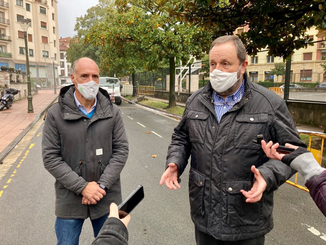 El concejal de Educación y Medio Ambiente, Juan Luis Silanes junto a Txomin Sagarzazu, alcalde de Hondarribia. El concejal de Educación y Medio Ambiente, Juan Luis Silanes junto a Txomin Sagarzazu, alcalde de Hondarribia.