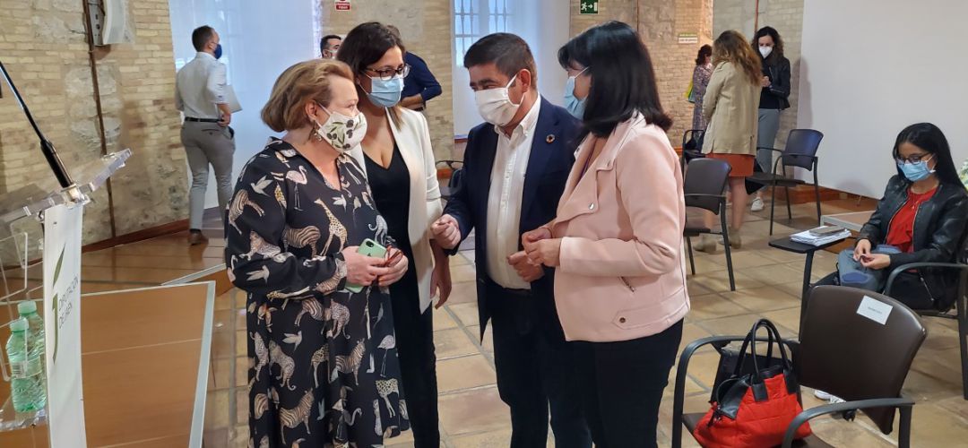 El presidente de la Diputación Provincial junto con las tres vicepresidentas en un momento previo a la presentación de la campaña. El presidente de la Diputación Provincial junto con las tres vicepresidentas en un momento previo a la presentación de la campaña.