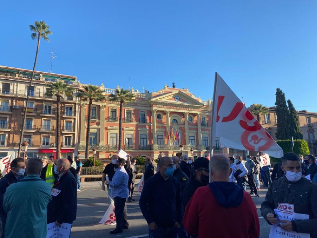 Los trabajadores de Latbus se manifiestan frente al ayuntamiento de Murcia pidiendo restablecer la totalidad del servicio de autobuses con las pedanías Los trabajadores de Latbus se manifiestan frente al ayuntamiento de Murcia pidiendo restablecer la totalidad del servicio de autobuses con las pedanías