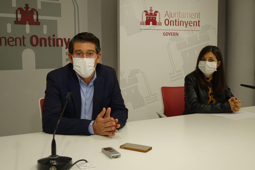 Jorge Rodríguez i Àngels Muñoz a la roda de suspensió de la Fira Jorge Rodríguez i Àngels Muñoz a la roda de suspensió de la Fira