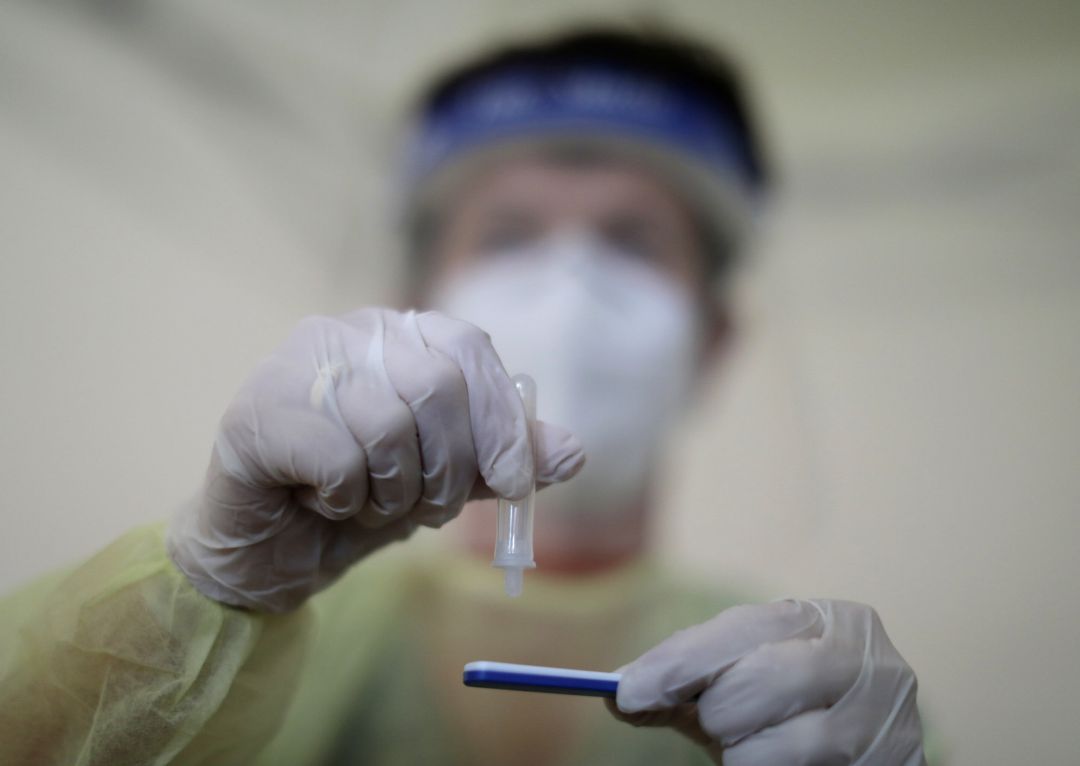 La consellería de Sanidade ha enviado 50.000 test rápidos a los servicios de prevención de las tres universidades gallegas. La consellería de Sanidade ha enviado 50.000 test rápidos a los servicios de prevención de las tres universidades gallegas.