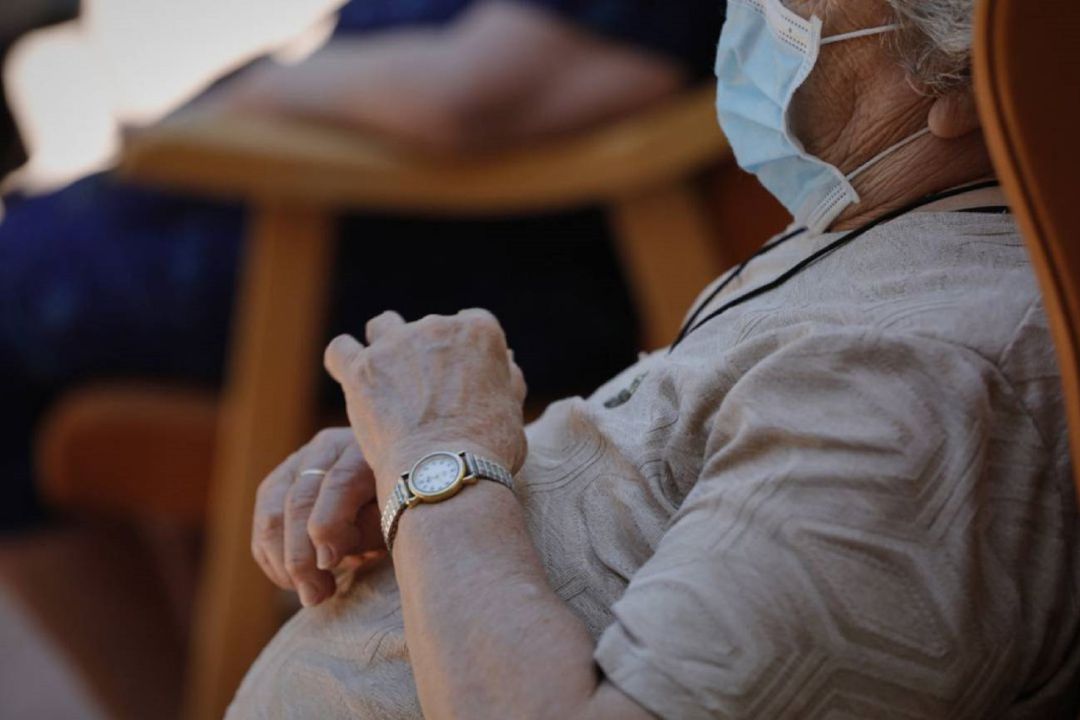 Una anciana en un centro de mayores Una anciana en un centro de mayores