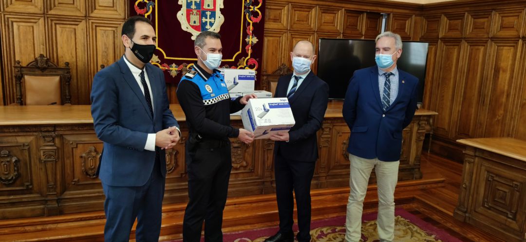 Entrega de detectores de droga Entrega de detectores de droga