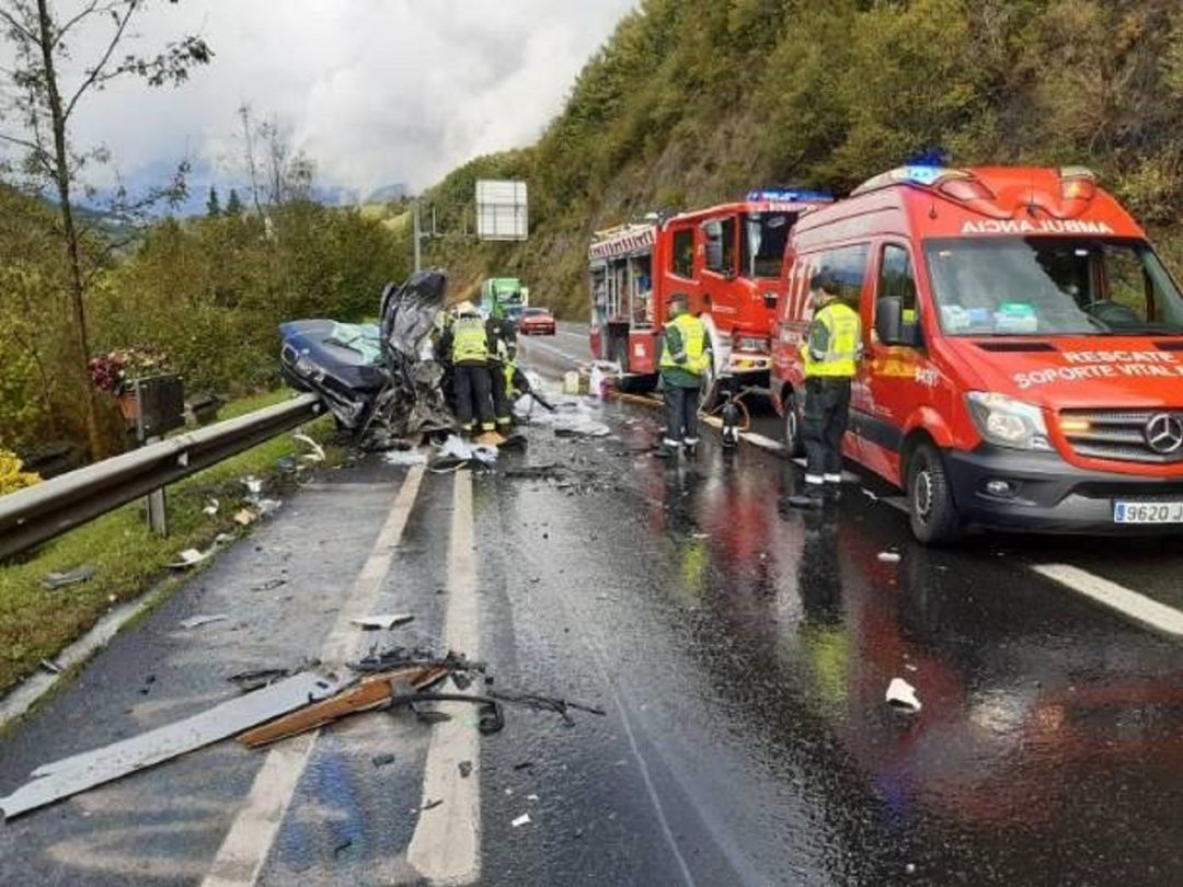 Imagen posterior al accidente entre un vehículo y un camión en la N-121-A. Imagen posterior al accidente entre un vehículo y un camión en la N-121-A.