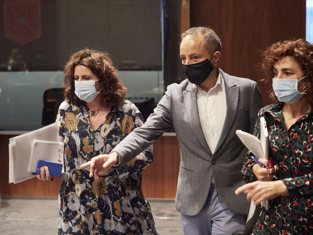 Los parlamentarios de Navarra Suma Marta Álvarez (1i); y Juan Luis Sánchez de Muniáin (c), a su llegada a la Mesa y Junta de portavoces en el Parlamento de Navarra, en Pamplona, Navarra (España) a 13 de octubre de 2020 Los parlamentarios de Navarra Suma Marta Álvarez (1i); y Juan Luis Sánchez de Muniáin (c), a su llegada a la Mesa y Junta de portavoces en el Parlamento de Navarra, en Pamplona, Navarra (España) a 13 de octubre de 2020