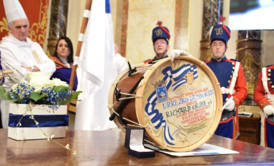 Imagen del Tambor de Oro concedido a Richar Oribe Imagen del Tambor de Oro concedido a Richar Oribe