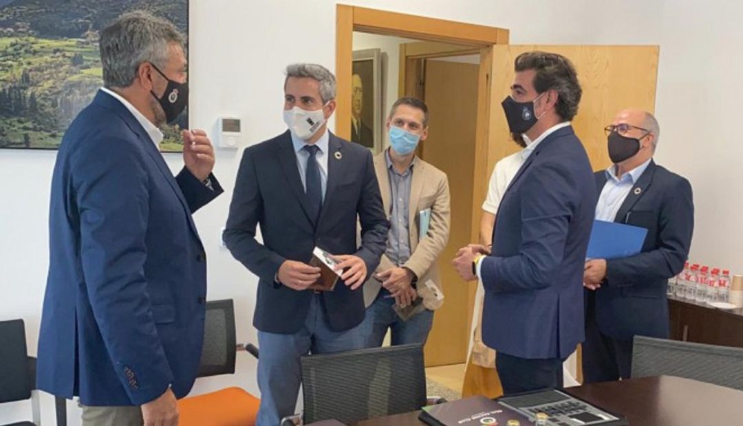 Víctor Diego y Alberto Sánchez (con mascarillas del Racing) en su reunión con representantes del Gobierno de Cantabria para pedir la ampliación del aforo Víctor Diego y Alberto Sánchez (con mascarillas del Racing) en su reunión con representantes del Gobierno de Cantabria para pedir la ampliación del aforo