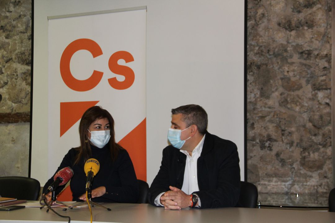 La procuradora de Ciudadanos, Marta Sanz junto al concejal del partido en Cuéllar, David de las Heras La procuradora de Ciudadanos, Marta Sanz junto al concejal del partido en Cuéllar, David de las Heras